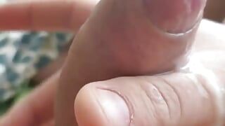 Un garçon de 21 ans branle sa grosse bite rasée et jouit