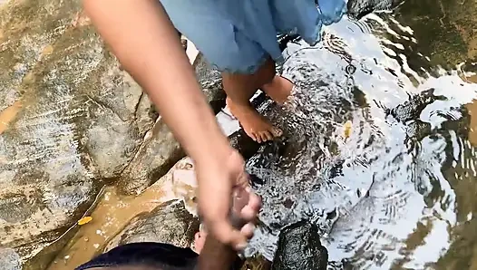 Ich lebe in einer Hütte im Dschungel, und als ich zum Fluss zum Baden ging, kam mir ein fremder Mann an