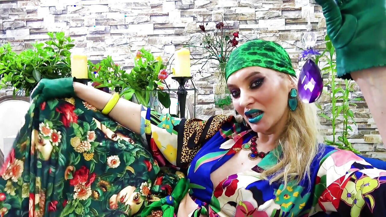 Kiss Poison Ivy'nin yeşil dudaklarını öp