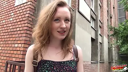 Exploradora alemana - chica universitaria pelirroja recogida para la primera cogida anal