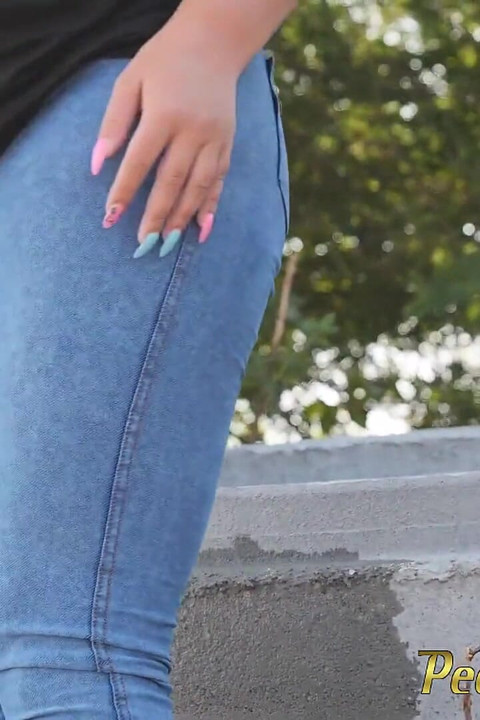 Pipi in her jeans while doing her fitness