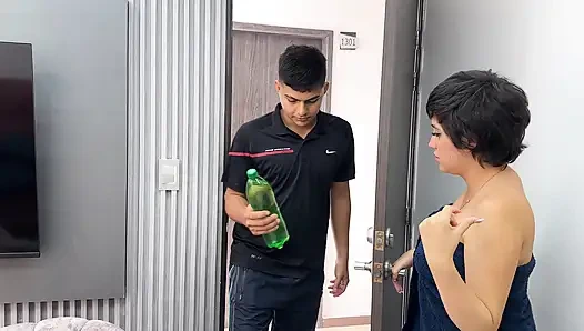 Я заказываю доставку, но мне нравится доставщик огромный и вкусный член лучше, поэтому я прошу его засунуть его в меня