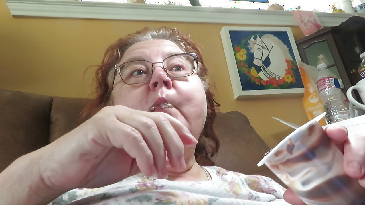 Jilat cangkir pudingku buat kamu tukang makan