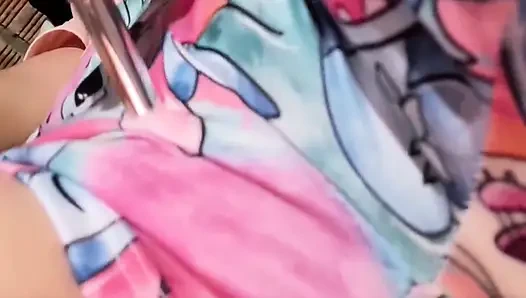 Pengasuh masturbasi dan pamer celana dalam thongnya yang basah