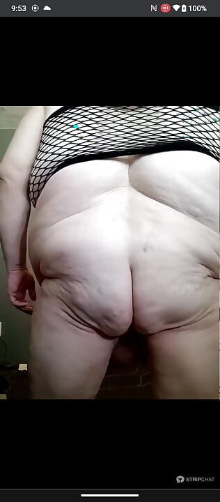 Solo showing off ass and fupa
