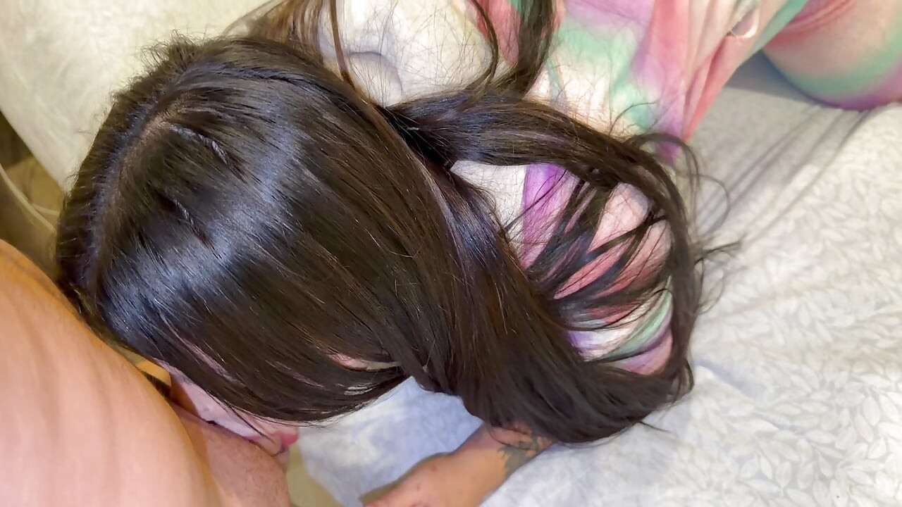 สาวอ่อนโยนคนสวยถูกค้นพบการช่วยตัวเองในชุดนอนโดยเพื่อนของเธอและเขาเย็ดเธอ