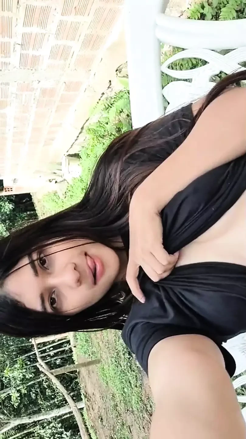 AKTRIS BOKEP YULIETHGOMEZ LAGI ASIK MASTURBASI DI LUAR RUANGAN SAMBIL PAMER TOKET