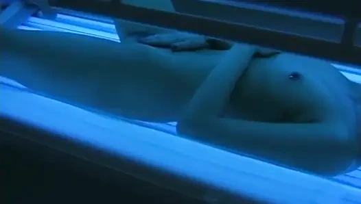 Посмотри, как эта немецкая крошка играет со своей киской в солярии