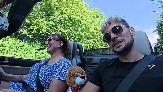 Betrügende verheiratete heiße britische MILF nimmt mich für eine fahrt, ich muss pinkeln, dann entleert sie meine EIER!