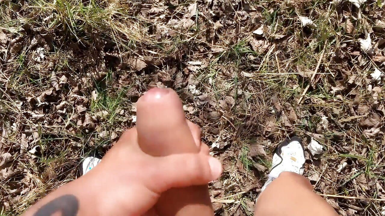 Masturbarse al aire libre desnudo solo con zapatillas blancas