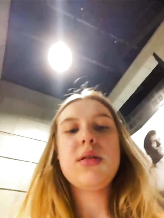 Menina nua se masturba em público