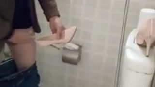 Jugando tacones de puta en el baño