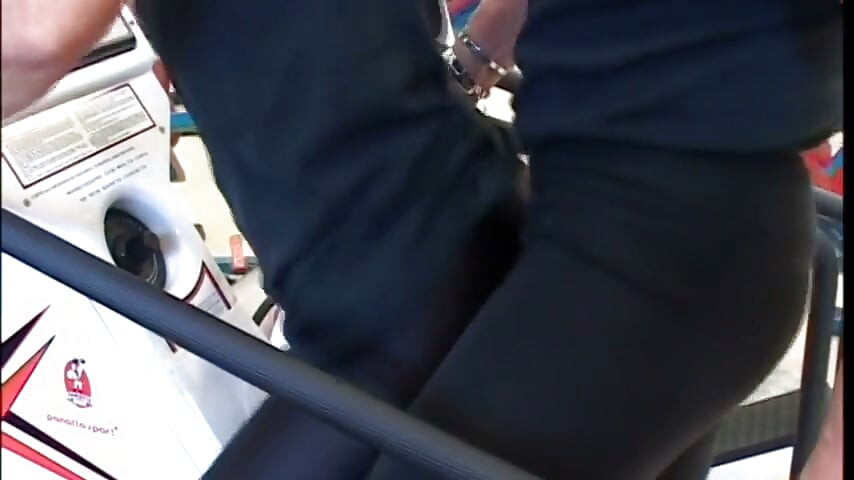Une femme mature excitée à la salle de sport essaye de séduire son entraîneur