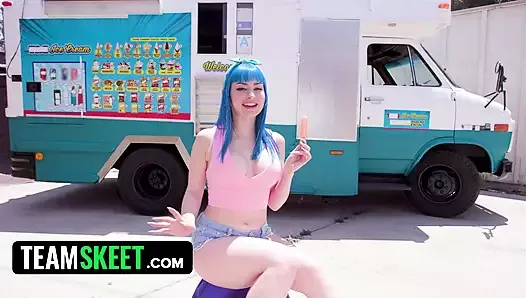 Deslumbrante Jewelz Blu faz uma entrevista de sexo e fode pau para sorvete em um dia quente - TeamSkeet AllStars