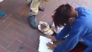Esclava lamiendo botas sucias en público