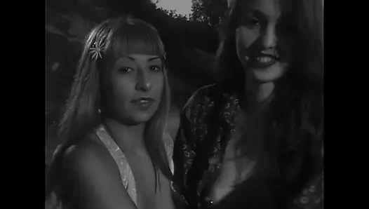 Горячие лесбийские ночные ножницы для двух горячих девушек, жаждущих оргазма