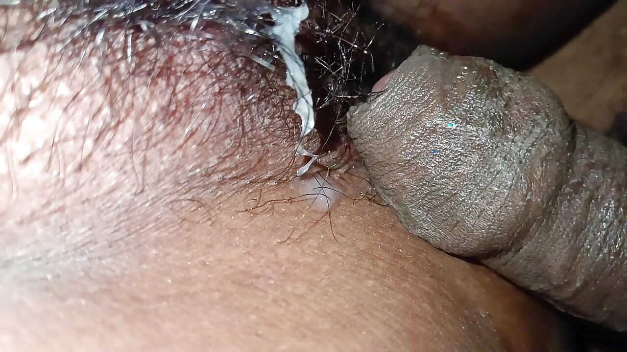 Bhabi ke Ghar uski chut par mal gira