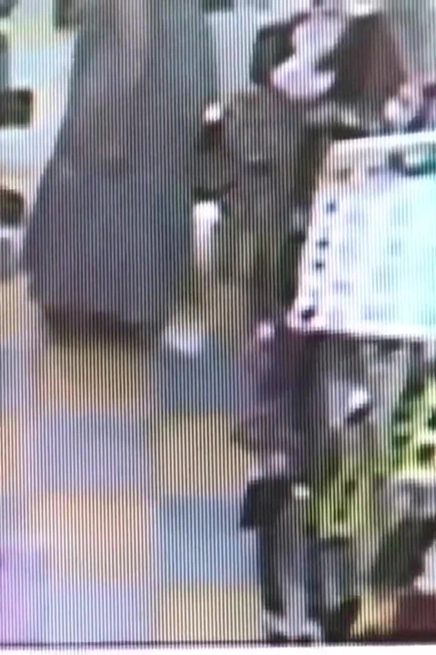 孤独的年轻妻子 - 今晚在丈夫工作很晚的时候浏览成人 DVD 过道 - 第1部分