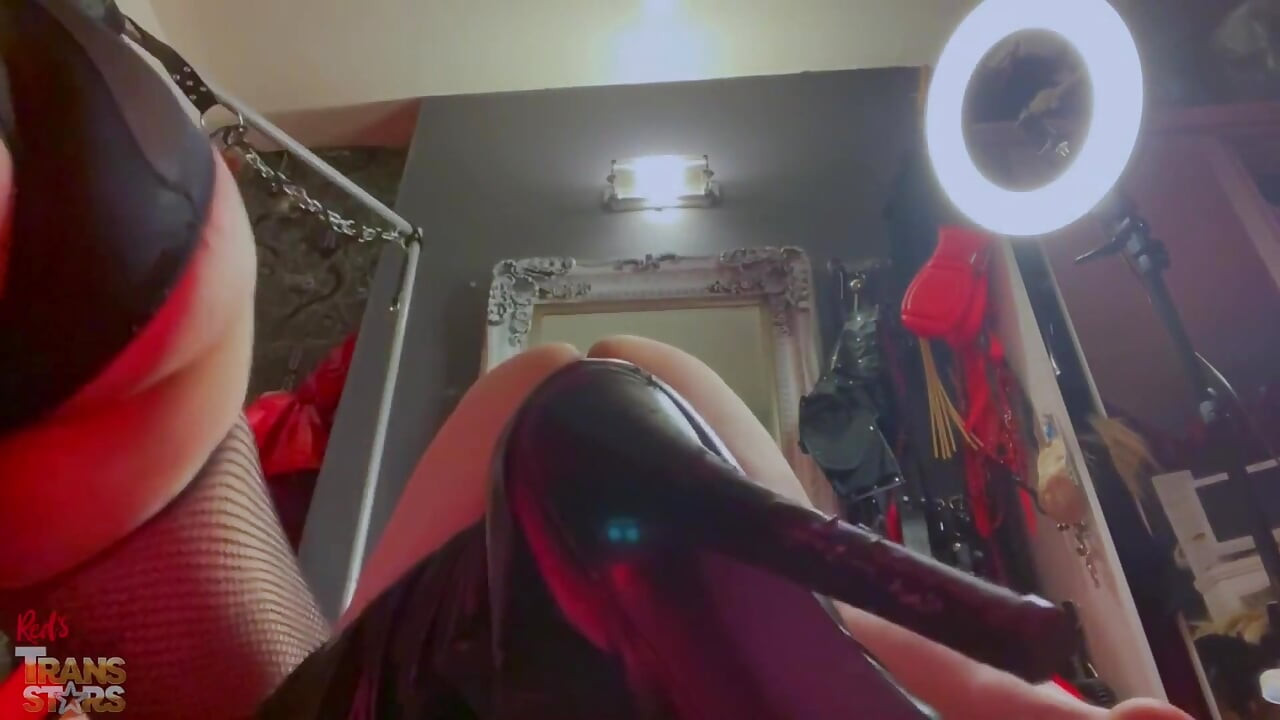 Stăpână transsexuală cu jucăria ei