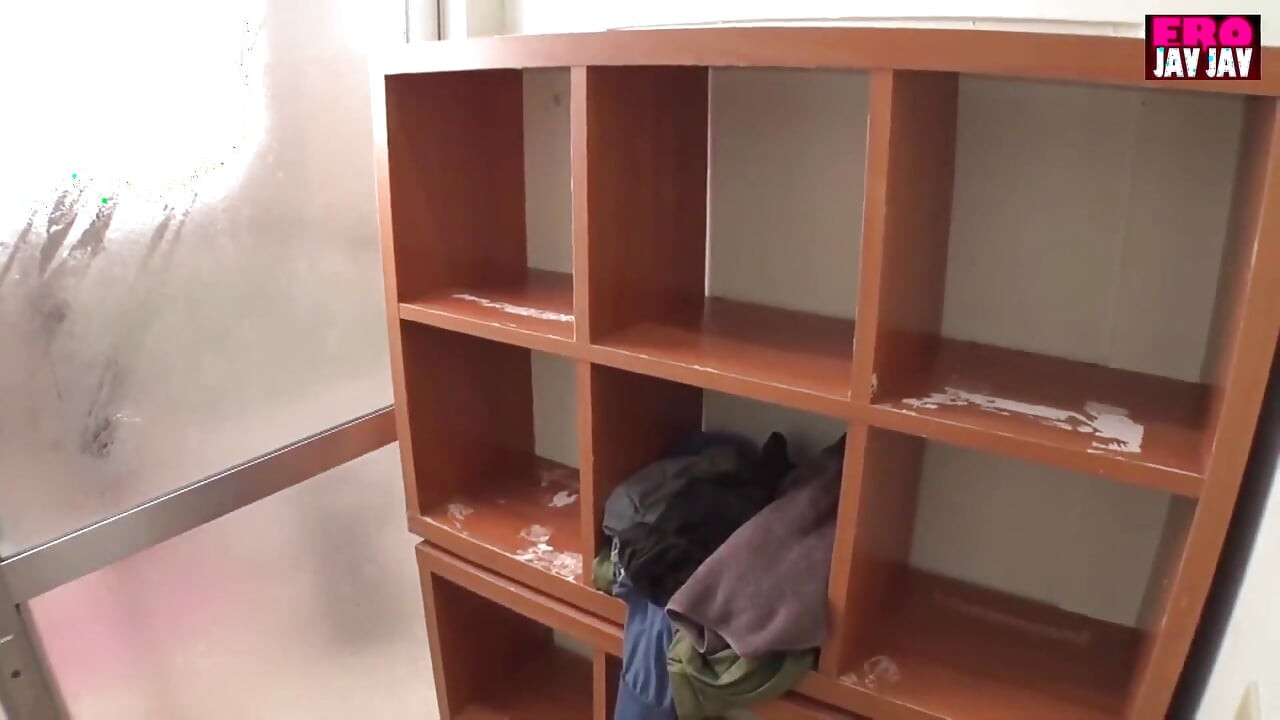 热辣的女人在浴缸里和一个熟女一起火花 - 第1部分
