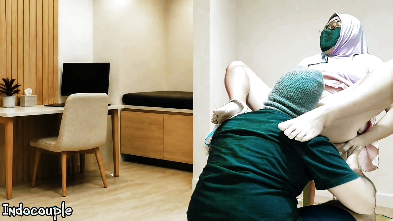 Istri nakal berhijab ini ngebiarin bosnya jilat memek beceknya di kantor