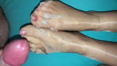 Klaarkomen op glanzende nylon voeten footjob die sensuele voeten plaagt