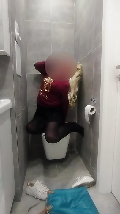 זונה צעירה מלקקת את האסלה בבית של חבר