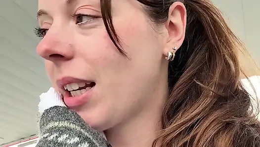 Пытаюсь не кончить слишком громко, пока я накачиваю мой газ