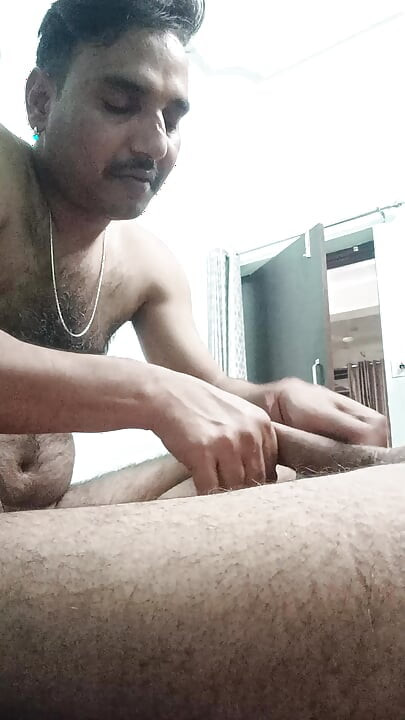 رجل هندي ديسي يمارس الجنس مع ويظهر حذاء الدش والإتقان