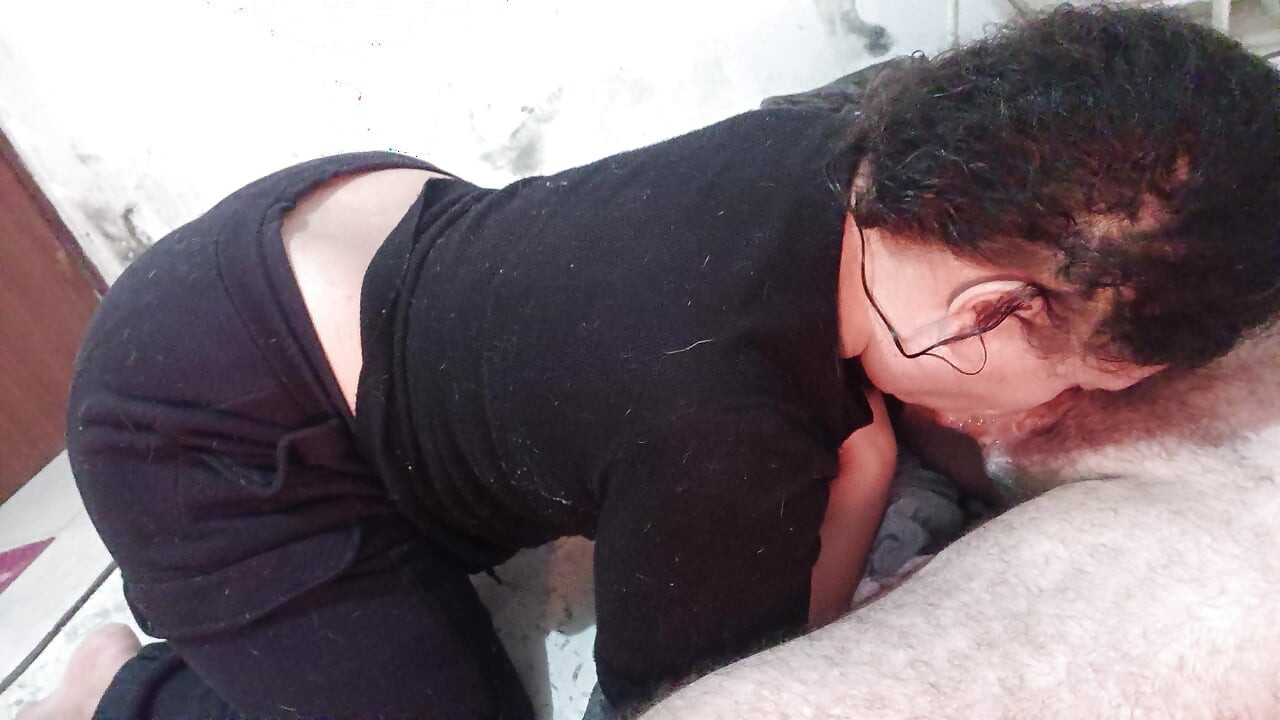 PUNTO DE VISTA EXTREMO DE ESTA BOCADITA ADENTRÁNDOSE PROFUNDAMENTE EN EL TALLO DEL PENE EXICTADO DEL CORNUDO