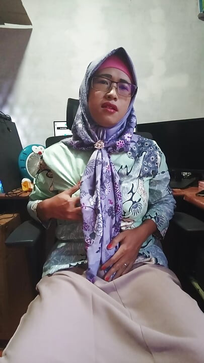 Uimitoare transsexuală cu țâțe mari hijab se masturbează
