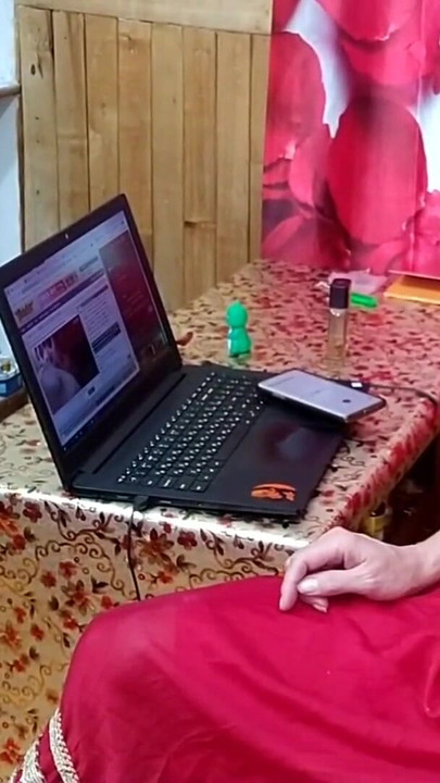 Nezaboravan trenutak iz "Bujne amaterske MILF-ice u seksi lizanju stopala."