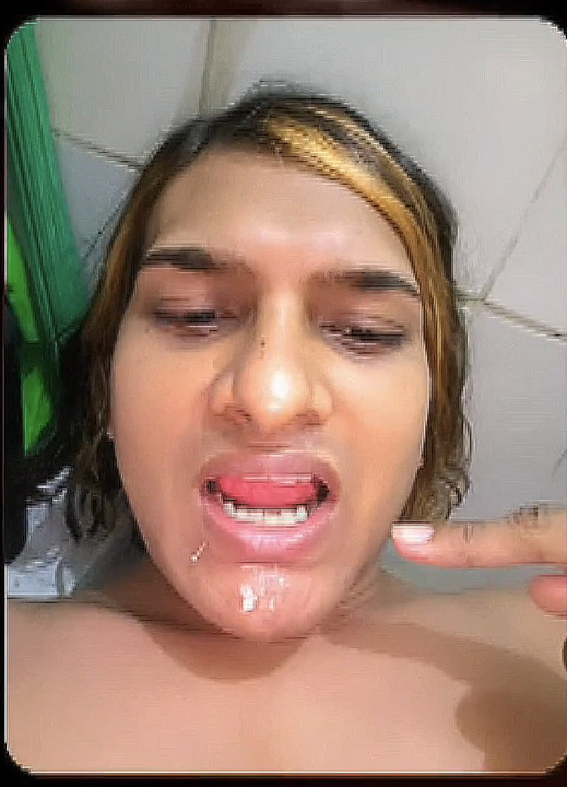 Zoya shezadai in video call service to Hee friends video celling to enjoy today