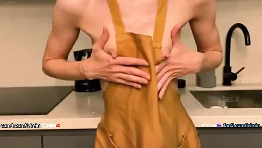 Посмотри, как эта горячая миниатюрная телочка получает мокрую, трахает пальцами ее киску