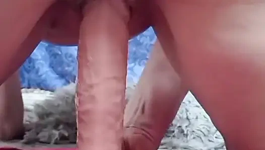 Orta yaşlı seksi kadın büyük dildoyla amını kırdı sert sikişiyor