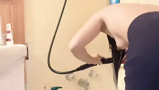 Hana küvette kıllarını yıkıyor küçük memeli çok güzel