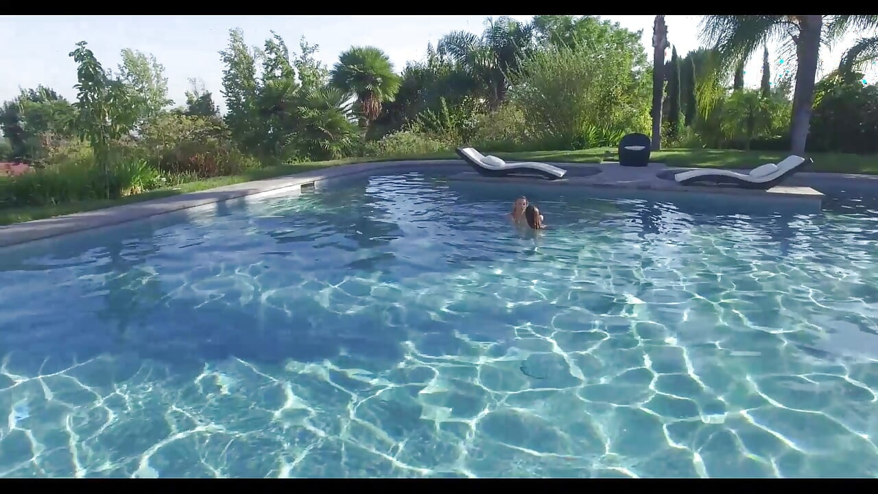 पूल में अकेले फुहार साहसिक