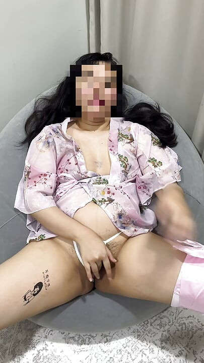 来把你的鸡巴插进我的骚逼里