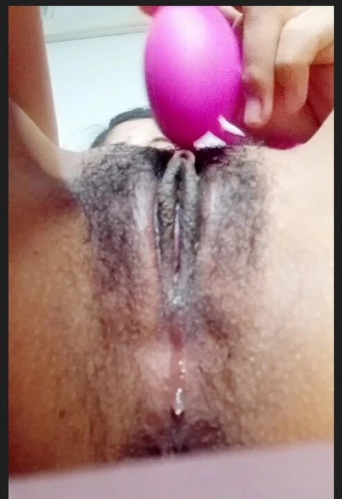 Gros plan sur l'orgasme! Une fille à la chatte poilue mouillée joue avec un vibromasseur jusqu'à l'orgasme. elle met 3 doigts dans sa chatte et joue avec son clito