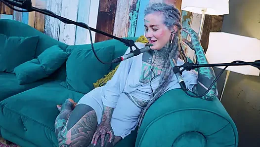 Ich spreche über F - Fear - ASMR podcast SFW spricht goth dünnes mädchen dreadlocks tattoo-modell inked mädchen