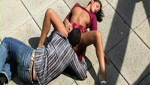 Sesi anal ceroboh cewek dewasa rambut cokelat ini sampai menganga lebar