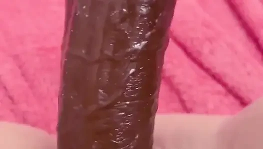 Aku lagi asik muasin memek merah mudaku pakai dildo ukuran kontol raksasa pria kulit hitam - pov up