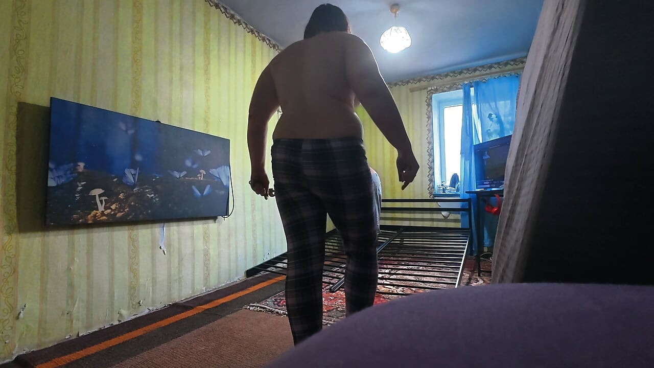 Στα παρασκήνια, άκοπα. Χτίζουμε ένα νέο κρεβάτι για σεξ