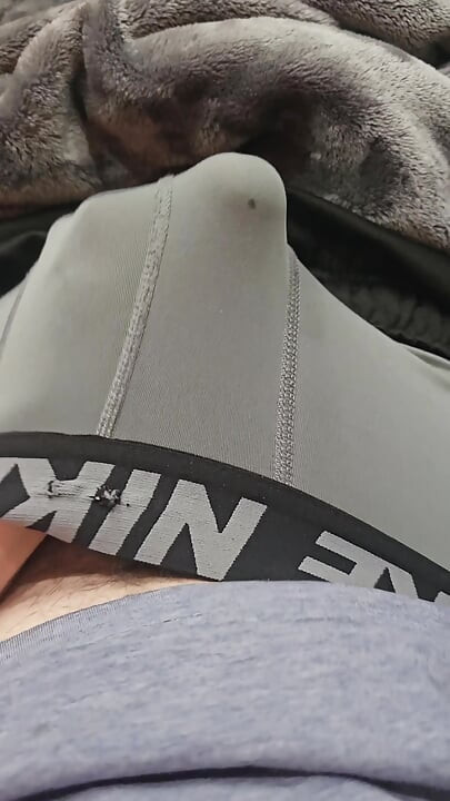 Ejaculez într-un prezervativ, apoi în boxerii mei nike cu compresie