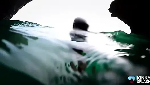 Aku lagi asik muasin becekku pakai wetsuit ukuran dua!