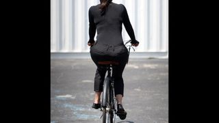 Женщины на велосипедах