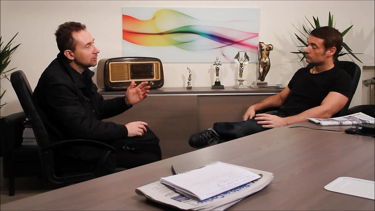 2 curve italiene și un armăsar italian pentru un sex în trei sexy