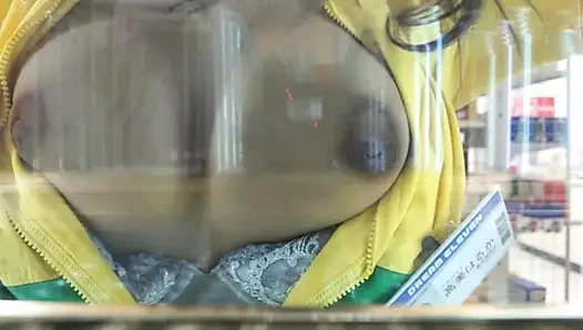 Too Much Eye Contact at This Convenience Store