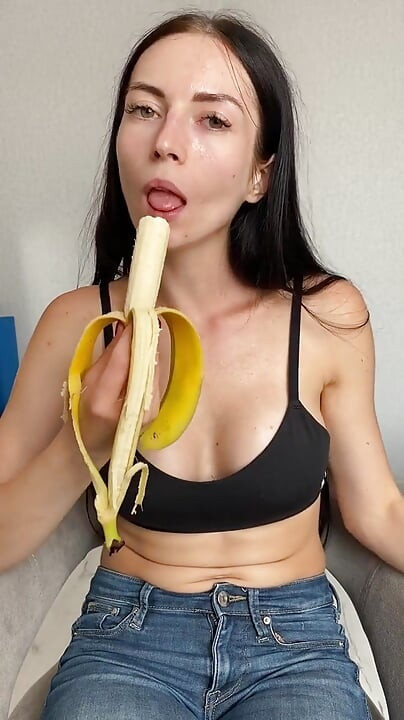 Provocando em jeans, comendo e chupando banana