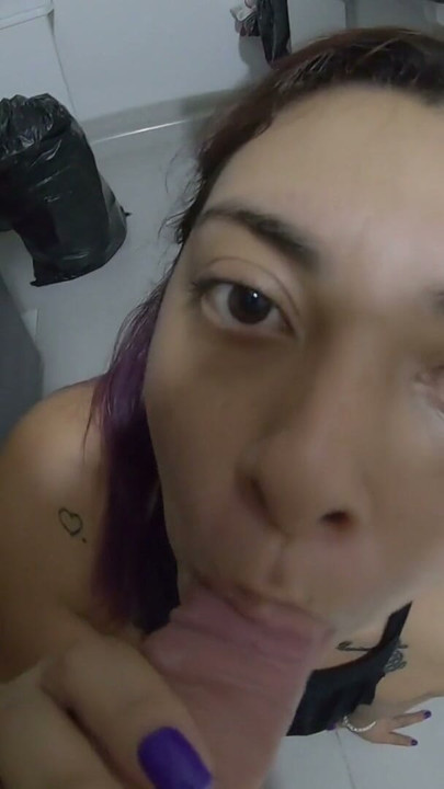 empleada dosmetica colombiana me saca la leche en la cocina | Clip 2